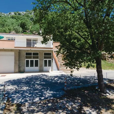 Апартаменты Two-bedroom In Дуба